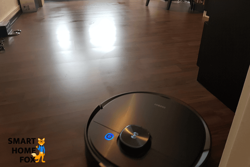 Ecovacs Deebot T9 AIVI wischt den Boden im Arbeitszimmer